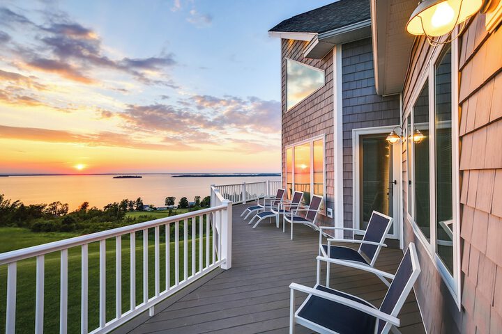 Lake View Champlain Home w / Hot Tub & Sauna!