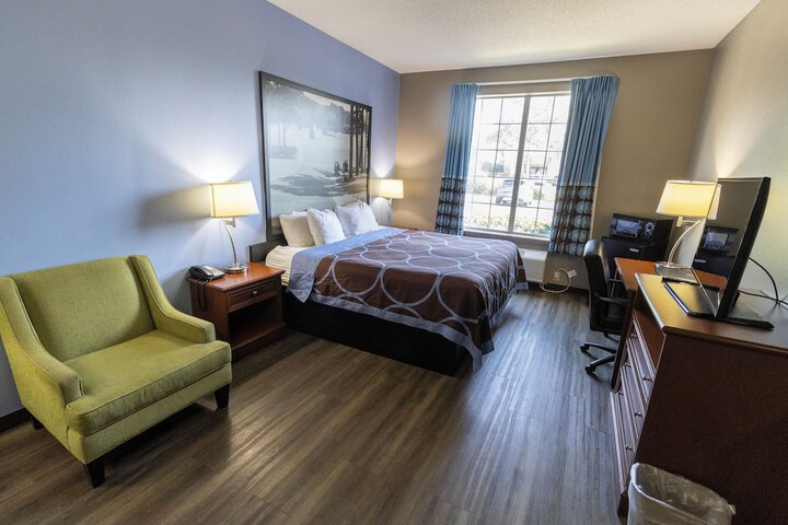 Super 8 by Wyndham Smithfield / Selma