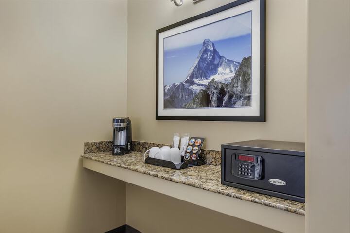 Best Western Plus Swiss Chalet Hotel & Suites
