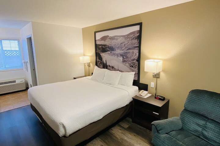 Super 8 by Wyndham 100 Mile House