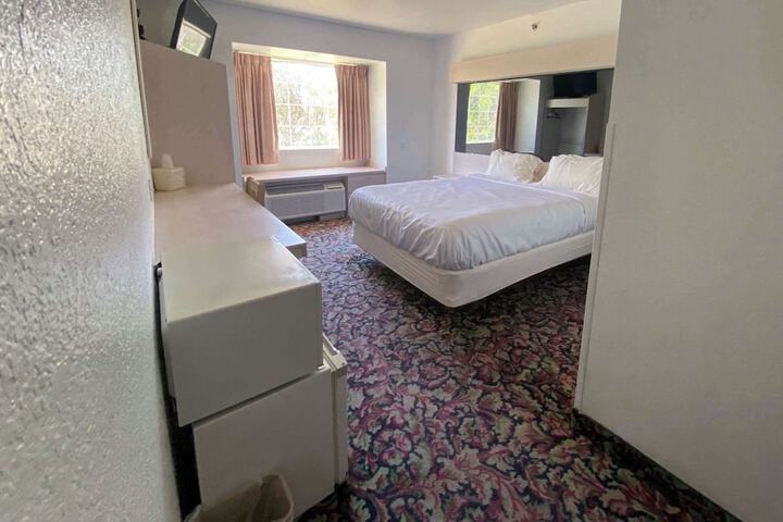 Room 4 of 8