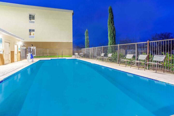 Pool 4 of 24
