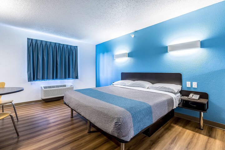 Room 13 of 36