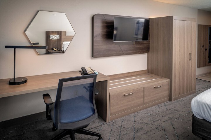 Room 6 of 32