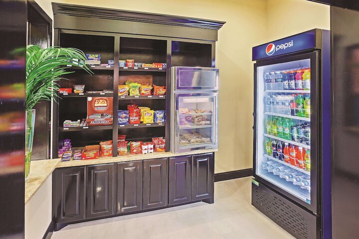 La Quinta Inn & Suites by Wyndham Marshall
