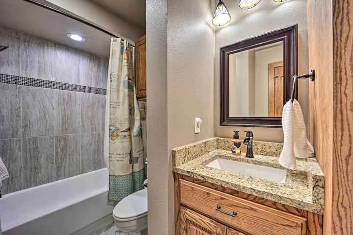 Golf Course & Lake Views: Cozy Afton Condo!