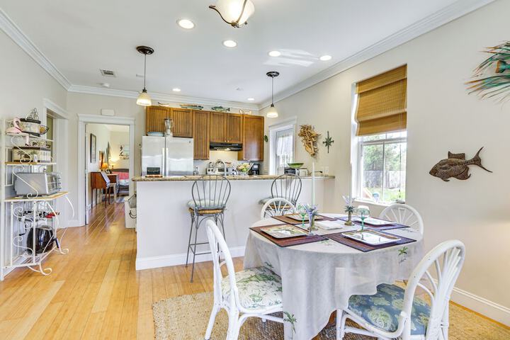 Lovely Carrabelle Home w / Lake Views & Pool Access