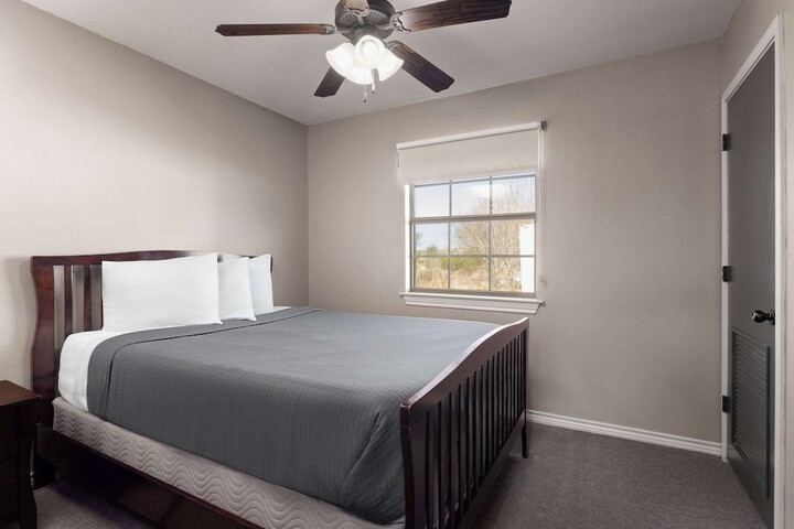 Eagles Den Suites Kenedy a Travelodge by Wyndham