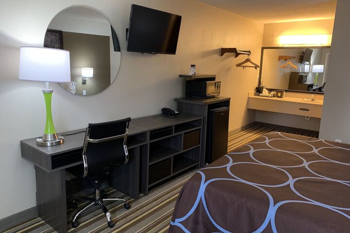 Super 8 by Wyndham Brownsburg