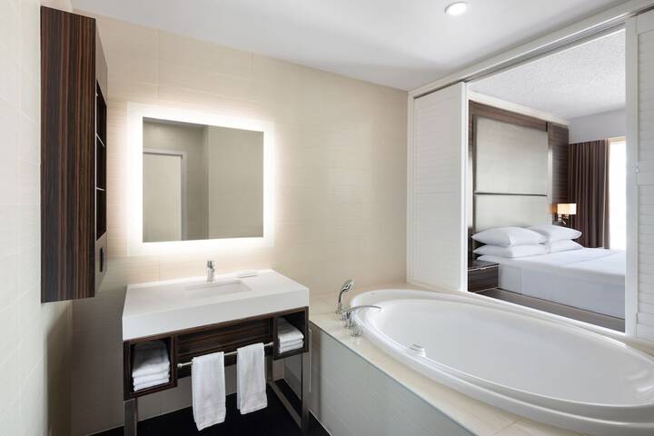 Room 33 of 60
