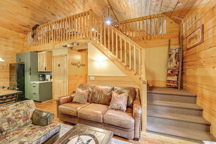 Fire Pit & Porch: Warm & Woodsy Rothbury Escape!