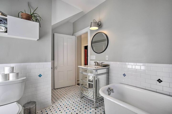 Walk to Downtown: Pet-friendly Millerton Home!