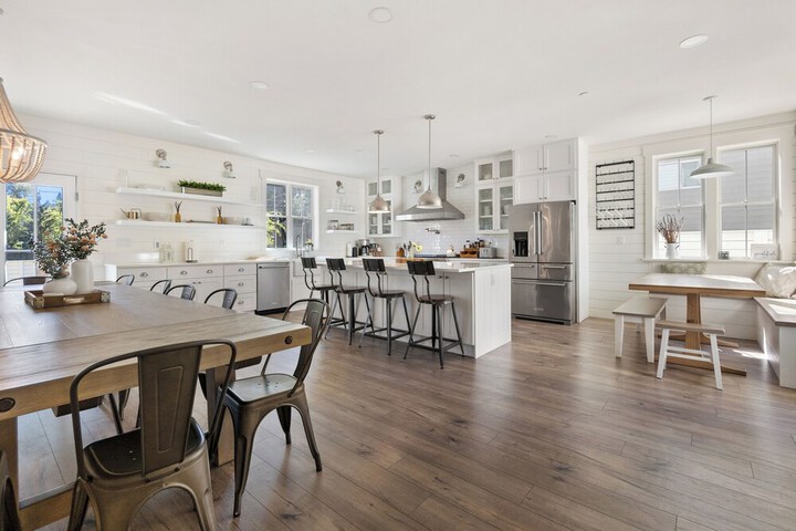 Serene 5BR Farmhouse Retreat Shoreline