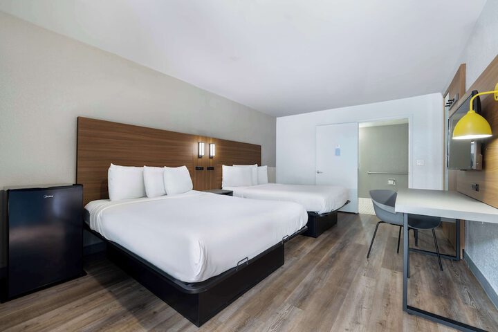 Room 10 of 34