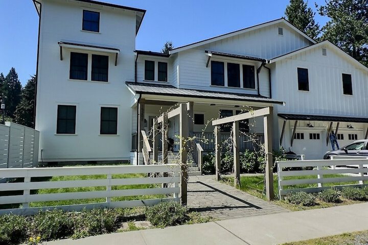 Serene 5BR Farmhouse Retreat Shoreline