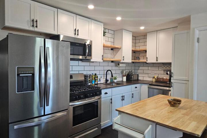 Cozy & Modern 3-Bed Retreat - 8 Mins to Bridge St