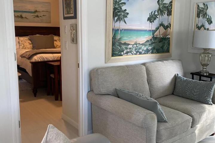 Closest 1BR to Vanderbilt Beach full kitchen with dishwasher, ALL NEW!
