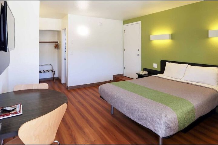 Room 32 of 39