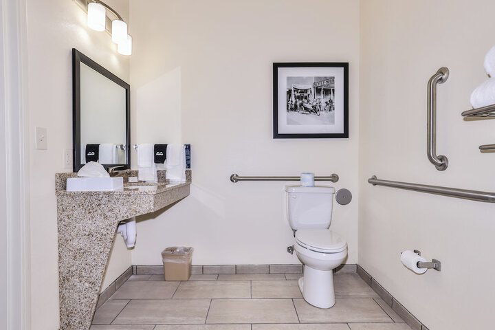 Cobblestone Hotel & Suites - Waukesha / West Milwaukee