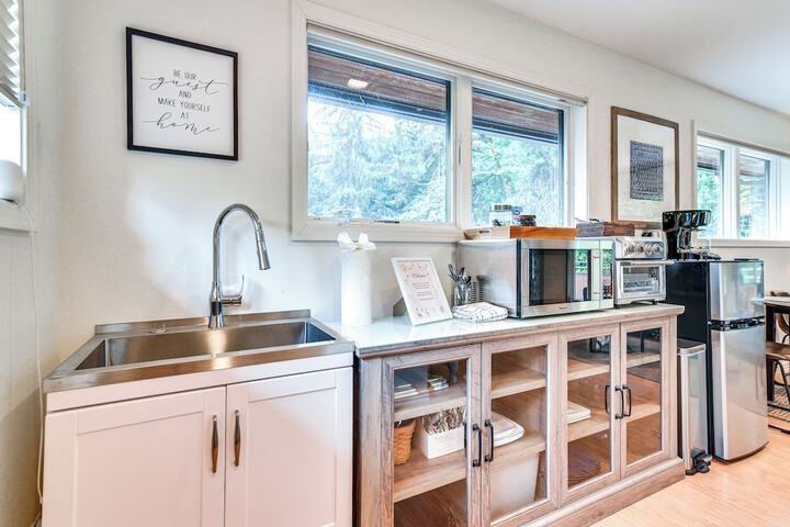 Walk to Willamette River: Studio in West Linn