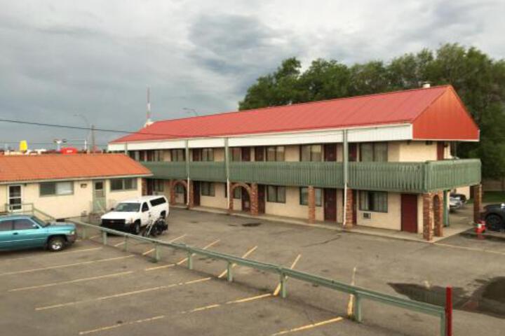 Leroys Motor Inn