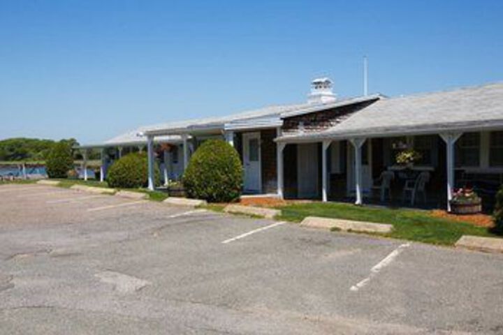 Sheas Riverside Inn & Motel