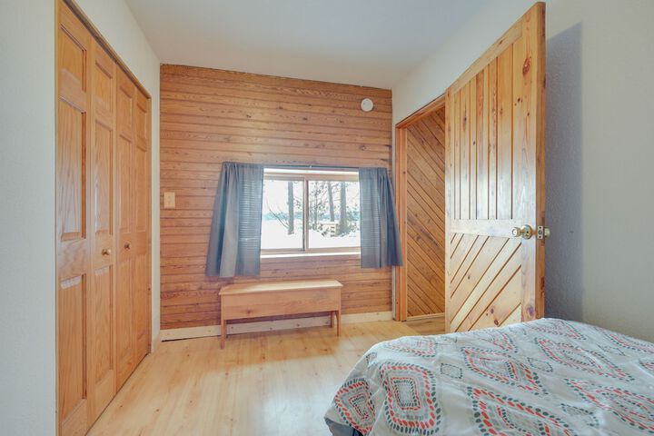 Lakefront Rhinelander Retreat w / Private Hot Tub!