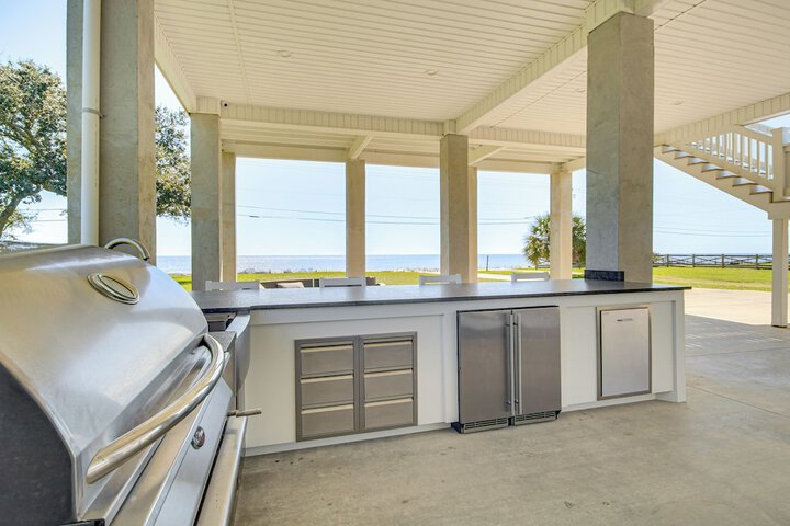 Walk to Beach: Oceanfront Home w / Outdoor Kitchen