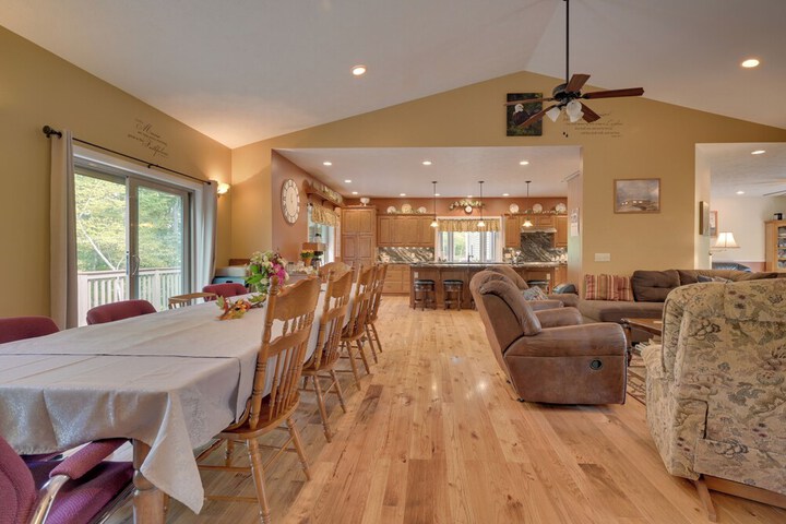 Family-friendly Retreat w / Deck in Cassville!
