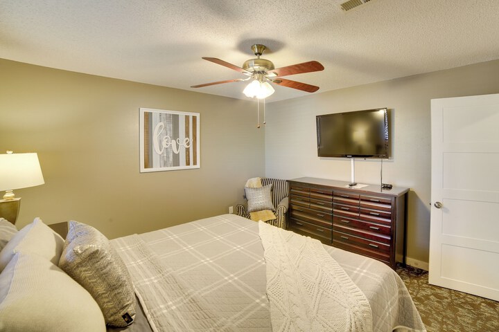 Unwind Fireside: Ozark Mtn Condo w / Resort Perks!