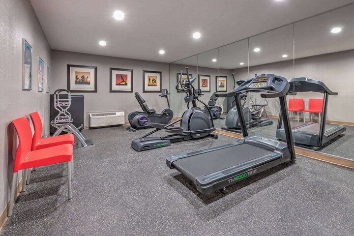 Hawthorn Extended Stay by Wyndham Bedford / Dallas