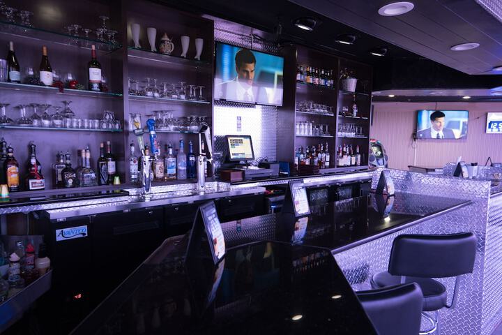 Lounge 94 of 105