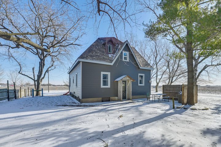 Charming Eagle Grove Farmhouse w / Patio!