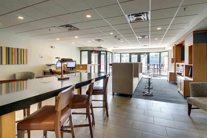 Holiday Inn Express & Suites Aurora - Naperville by IHG