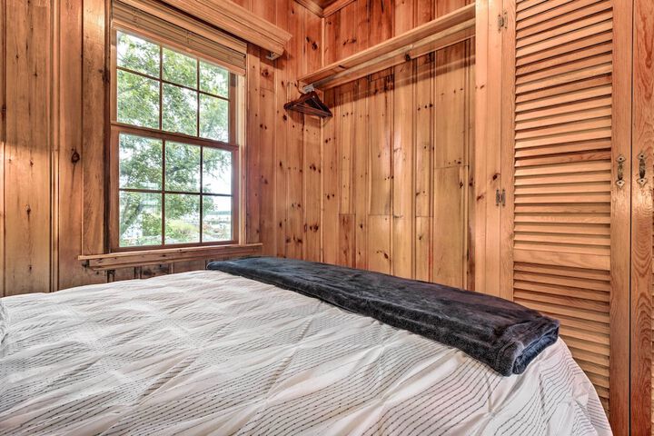 Charming Bristol Cottage w / Private Beach!