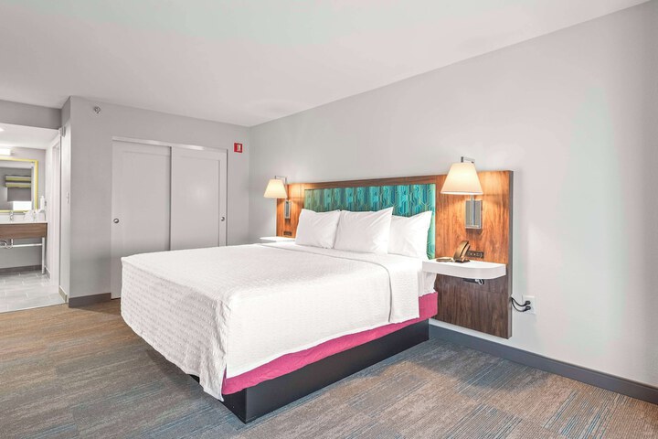 Room 9 of 36