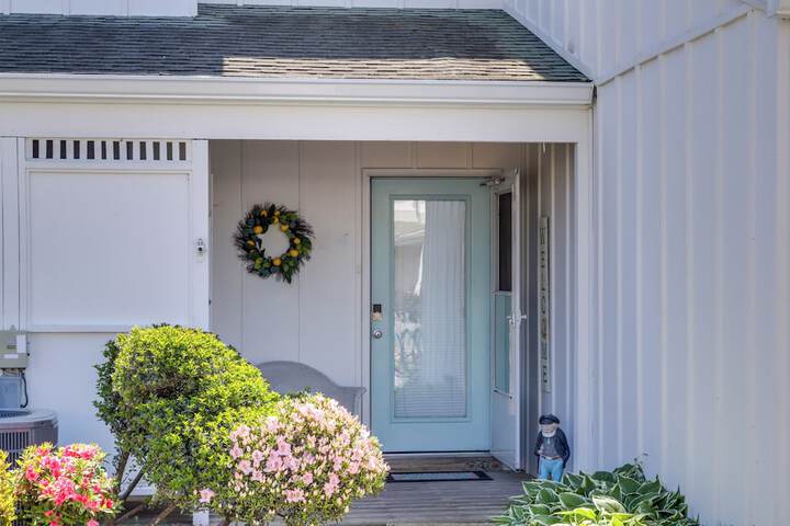 Porch & Water Views: Getaway in Mallard Lakes