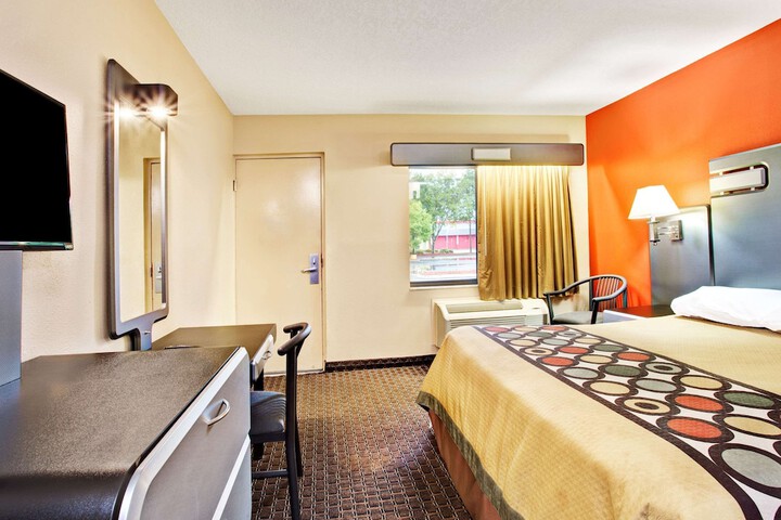 Super 8 by Wyndham Kissimmee / Maingate/Orlando Area