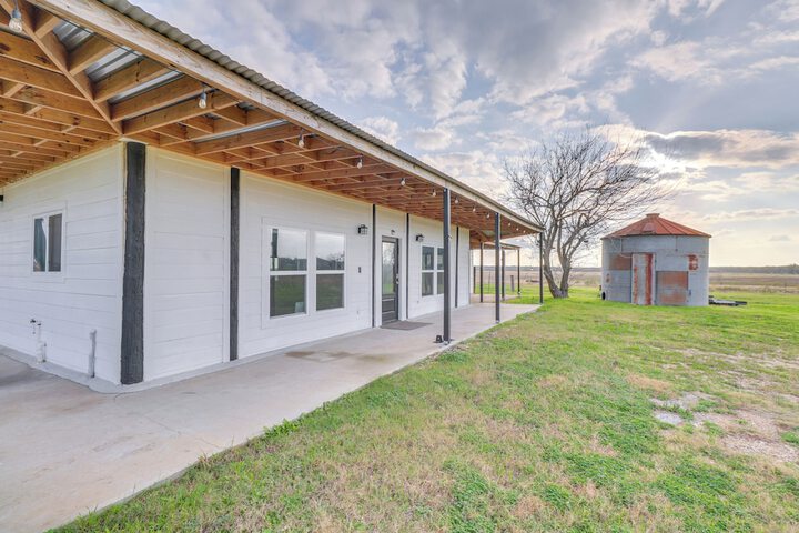 Modern Farmhouse in Del Valle: Rural Setting!