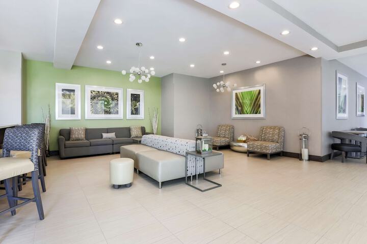 Lounge 21 of 25