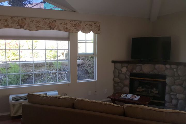 Malibu Country Inn