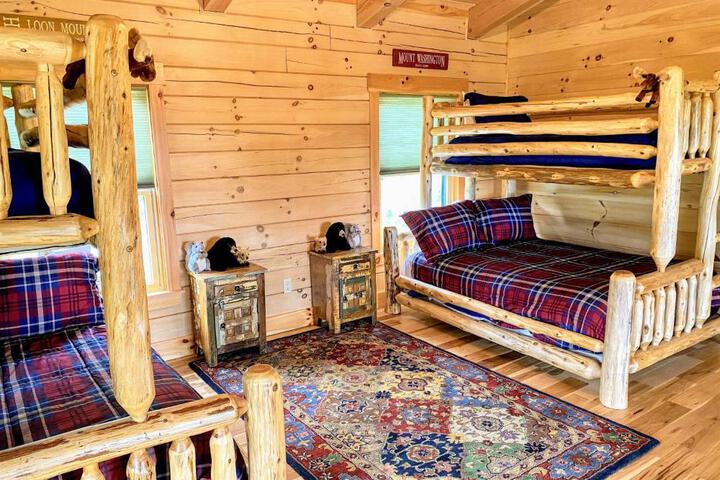 UV Log home with direct Cannon Mountain views Minutes to attractions Fireplace Pool Table AC