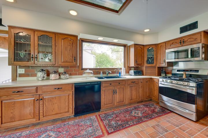 Pistakee Lake Estate w / Boat Dock & Hot Tub!
