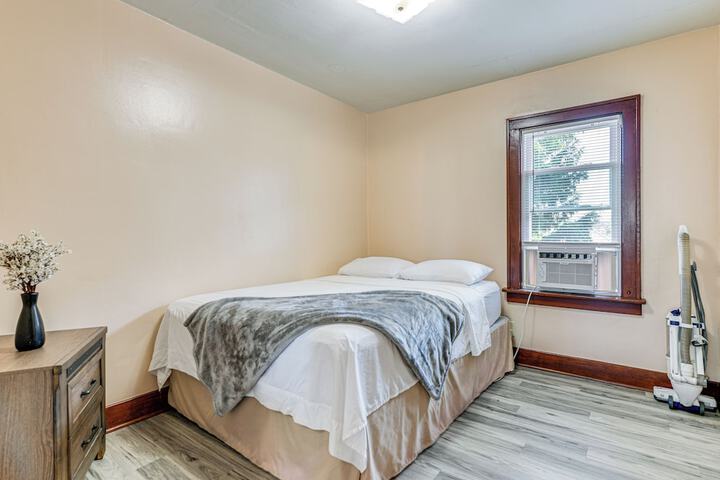 Apartment 1 Mi to Buffalo Botanical Gardens!