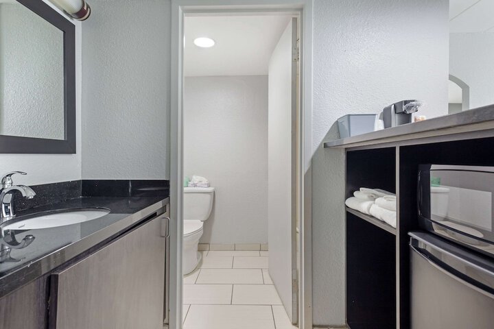 Clarion Hotel & Suites BWI Airport North