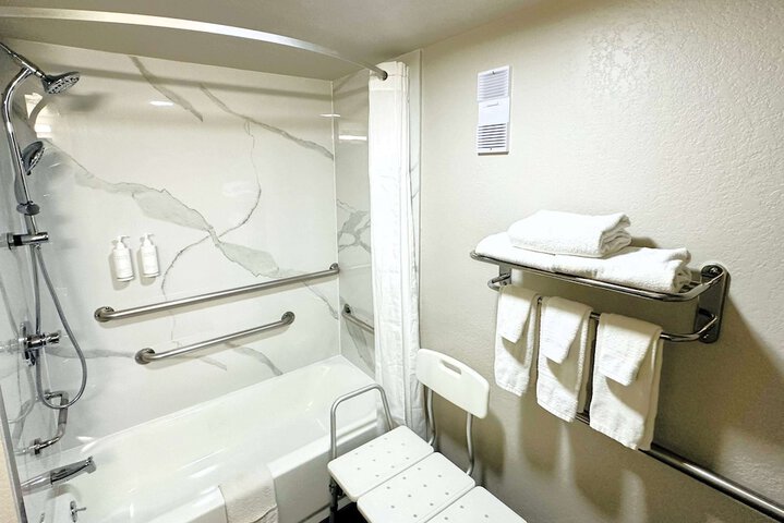 Room 6 of 24