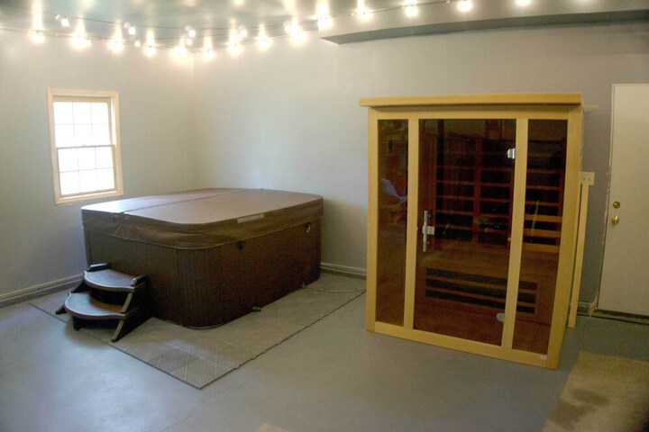 Poconos Retreat w / Game Room Hot Tub, & Sauna!