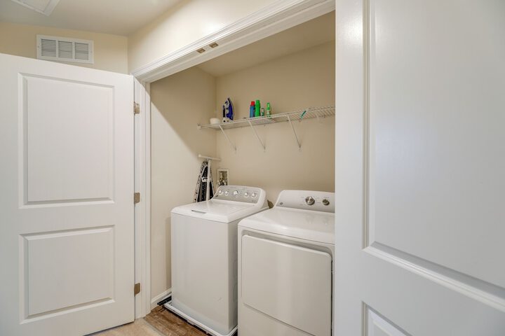Sunlit Milford Townhome 2 Mi to Riverwalk!