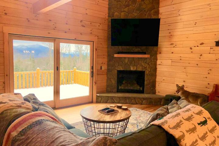 UV Log home with direct Cannon Mountain views Minutes to attractions Fireplace Pool Table AC