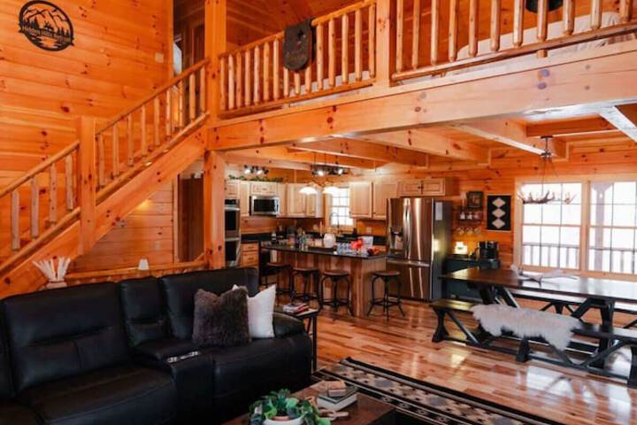 Sleeps 16! Luxury Cabin With Game Room & Hot Tub